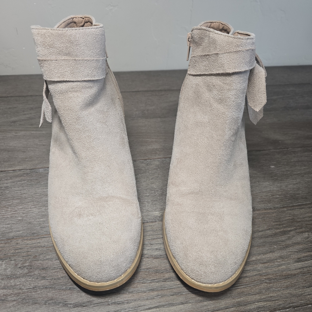 Beige Suede Chunky Heel Ankle Boots Side Bow Size 9 Neutral Fall Chic - Picture 2 of 10